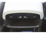 後席のパワーウィンドウスイッチとタイプCのUSBポートです。