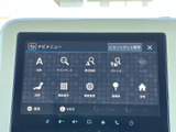 多彩な機能が満載のナビゲーションシステム。目的地設定や情報検索がスムーズに行えます。快適なドライブをサポートする頼れる相棒です。