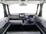 N-BOXの開放的な前方視界。フロントガラスが大きいので運転がしやすく疲れにくいです。また、全ての装備が適正配置されていて操作性に優れています。
