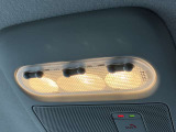 優しいルームランプが車内を照らしてくれます。