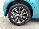 アルミホイールです。車にぴったりなデザインで、足元がおしゃれに♪また、スチールホイールに比べ軽いので、車の燃費も良くなりますよ!