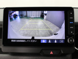 【バックカメラ】シフトを「R」の位置に入れると、自動的に画面がカメラ映像に切り替わり後方の視界をサポートする必須装備です!