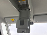 【ヘッドコンソール】高い頭上空間を用いて、ティッシュの箱が丸々納まる収納用ボックスを装備しています♪運転席からも手の届く位置にあり、とても便利ですね♪