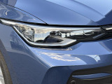 LEDマトリックスヘッドライト「IQ.LIGHT」。対向車や先行車を検知し、LEDを個別制御。まぶしさを抑えながら、夜間の視界をしっかり確保します。