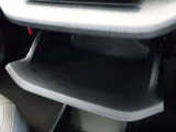 助手席側にはグローブボックスは無く、センターに小物入れがあります 開閉にはセンターディスプレイにてタッチ操作が必要です