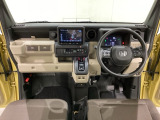 車内は光触媒抗菌消臭施工済です。インパネ周りはスタイリッシュなデザインで機能や装備も充実しています。グローブボックスやカップホルダーのほかにトレーなどたくさんの収納スペースが付いています。