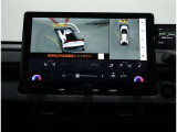 サイドクリアランスビュー表示中に、旋回時の運転操作に合わせて自動で車両を斜め後方から見たような映像を表示。