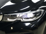 LEDヘッドライトは先進のLEDテクノロジーを採用。照射される白色光の周波性は太陽に近くバイキセノンヘッドライトを上回るコントラストでさらに明るく輝きます。