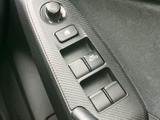 窓まわりのスイッチが運転席ドア側にまとまり、乗車中も手元で操作できます。オート表示も確認しやすく、窓の開閉など日常の操作に便利な配置です。