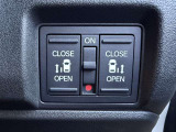 【スライドドア】当車両は両側電動スライドドアでございます。車外からだけでなく、車内からも開閉可能でございます。