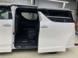 両側パワースライドドア付き!狭い駐車スペースなどでの乗り降りラクラク♪小さなお子さまのいるご家庭には嬉しい装備です。