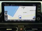 地図上に現在地や周辺道路が表示され、目的地へ向かう際の位置確認に役立ちます。画面上で地図の情報を見渡せるので、慣れない場所へのお出かけでも心強い装備です。