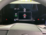 速度やシフト位置、航続可能距離などの情報がメーター内に表示され、運転中に確認しやすい構成です。車両の状態を把握する日々の運転に役立ちます。
