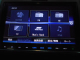 フルセグTVを搭載。CD/DVD再生、Bluetoothオーディオに対応しています。