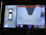 パノラミックビューモニター付きです。車両を上から見たような映像をディスプレイオーディオ画面に表示。運転席からの目視だけでは見にくい、車両周辺の状況をリアルタイムでしっかり確認できます。