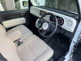 大型のアームレストが運転を楽な姿勢にしてくれます。