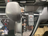 電動パーキングブレーキ&オートブレーキホールド。信号待ち等の停車時に自動的にブレーキ力が保持される機能です。パーキングブレーキはPスイッチを引き上げる事で作動します。