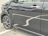 前席への乗り降りを支えるドアは、開口部が広く日常使いにも便利です。ハンドルは手を伸ばしやすい位置にあり、運転席へスムーズに乗り込める実用的なつくりです。