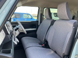 運転しやすい位置に配置されたステアリングやペダル類。操作性も良く、運転に集中できます。