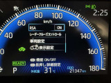 レーダークルーズコントロールです。 前の車との距離をレーダーで測り一定の車間距離に保ってくれますよ。詳細はスタッフまで。
