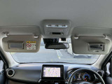 サンバイザーにはバニティミラー付きで車内でもお化粧直しできます