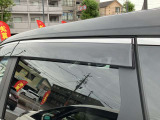 サイドバイザーを装備しております!雨が降っていても窓を少し開けて換気ができますのでとても便利です♪