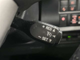 クルーズコントロール機能が付いています。 速度を設定するとアクセルを踏まなくても一定の速度で走ることができます。  高速道路ではとても便利な装置なんです。