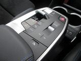 BMWのほぼすべてのモデルで、電子式シフトレバーを採用。手首のスナップだけで簡単に操作が可能。また、スポーツ・マニュアルモードを搭載しており、BMWらしい『意のままに操る』感覚をご体感いただけます。