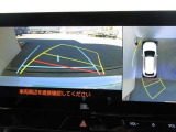 パノラミックビューモニター付きです。車両を上から見たような映像をディスプレイオーディオ画面に表示、運転席からの目線だけでは見にくい、車両周辺の状況をリアルタイムでしっかり確認できます。