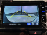 リバースギアに入れるだけで後方の表示へ切り替わります。夜間や雨の日の駐車も楽になりますよ。