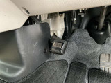 パーキングブレーキは、足踏み式です。