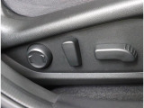 ゆったり座れて、長時間の運転も疲れにくいフロントシート!ホールド性も良く運転に集中できるシートです!!また、電動パワーシートですので着座位置も正確に合わせることが出来ます!!