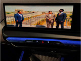 【ⅰドライブナビゲーション】文字情報も鮮明に表示する高解像度カラーディスプレイを採用。視認性に優れた地図デザインと特徴的な建造物を目印にした描写表示で現在位置を把握できます。地図データの更新も可能です