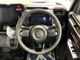 インテリアに合わせたデザインのステアリングは、運転される方のことも考え、運転しやすい形状、大きさです。是非一度、実際に触ってお確かめください。