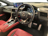 FSPORT専用本革スポーツシート。快適で操作性の良い運転の基本は、シートポジションです。