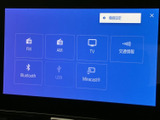 FM・AMのほか、BluetoothやUSBなど複数の音源が画面に並び、選択肢がひと目で分かります。交通情報やテレビの項目もあり、用途に合わせて見やすく選べる構成です。