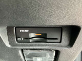 運転席の右下にETCがビルトインされています。高速道路では便利ですね!