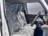 窮屈を感じさせない運転席周りになっています!
