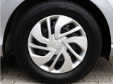 タイヤサイズは、185/65R15です。デザインにも優れている純正ホイールキャップが装備され、足元を引き締めます。