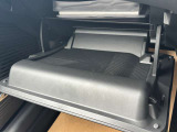 ダッシュボードに収納スペースがございますので、運転席から離れることなく、小物を出し入れすることができます。