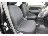 運転席・助手席まわりです。ゆったりと座って頂けるシートで快適です。