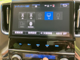 AM・FMやディスク、テレビ、SD、Bluetoothなどの音源が画面上に表示され、使いたい項目を選びやすい構成です。オーディオの設定や交通情報の確認もでき、毎日の移動を便利にサポートします。