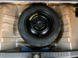 最近の新車にはスペアタイヤが装備されていませんがこのミラジーノにはスペアタイヤが装備されていますよ★