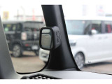 ピタ駐ミラー装備。運転席に座った状態で死角になりやすい左側の様子を確認でき、幅寄せや縦列駐車、車庫入れの際に役立ちます。