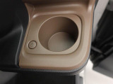 ホットドリンクをちょうどいい温度でキープしてくれる保温機能付きのホッとカップホルダー(前席)。ほっこり快適にドライブをサポート。