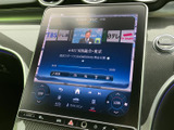 放送局や番組情報が画面に表示され、音楽やラジオの選択状況を確認しやすい仕様です。再生位置や各種操作項目も見やすくまとまり、好みに合わせて音源を選ぶ際にも便利に活用できます。