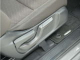 ◆シートハイトアジャスター◆運転席を上下に高さ調節ができます!運転ポジションを体格に合わせてシート調整できます。