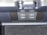 充電用USB端子付き。スマートフォンなどの充電に便利です。