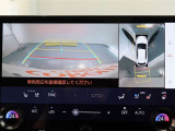 パノラミックビューモニター付きです。車両を上から見たような映像をモニター画面に表示。運転席からの目視では見にくい、車両周辺の状況をリアルタイムでしっかり確認できます。