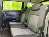 後席は横並びで座れるシートにヘッドレストを備え、乗員それぞれが落ち着いて過ごせる構成です。大きな窓から外を眺めやすく、家族や友人との移動にも便利です。
